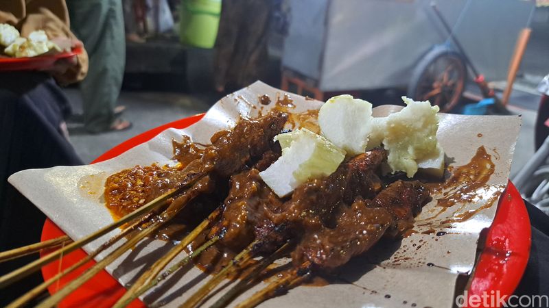 Legendary Flavors on Tentara Pelajar Street: Goat Sate, Gule, and Tongseng at Tunggal Rasa
